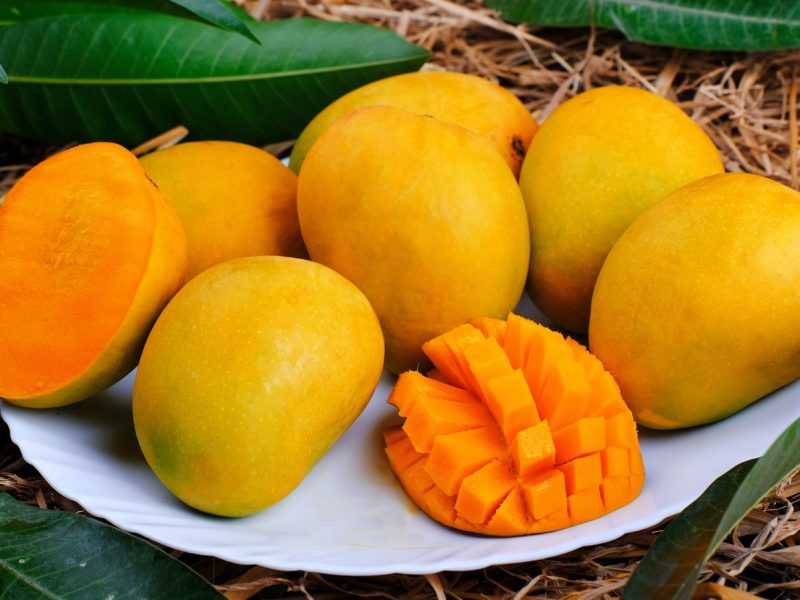 Mango,Tropical,Fruit,With,Green,Leaf,,Ripe,Mango,In,Grass